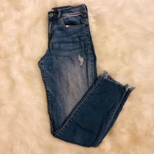 Sneakpeek- distress jeans